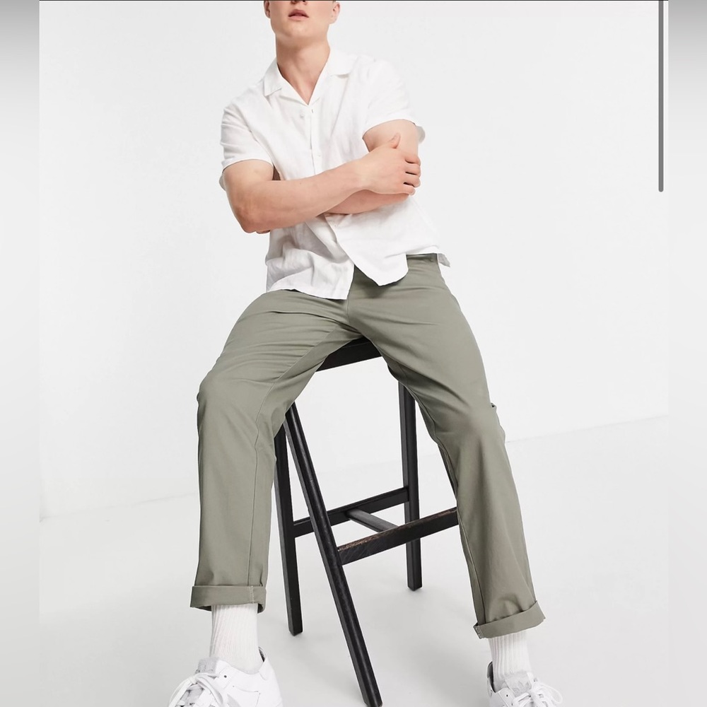 ASOS Design men’s size 33/32, chino army, green, colored flat front‎ pants